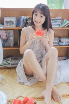 趴在同学胯下的麻麻